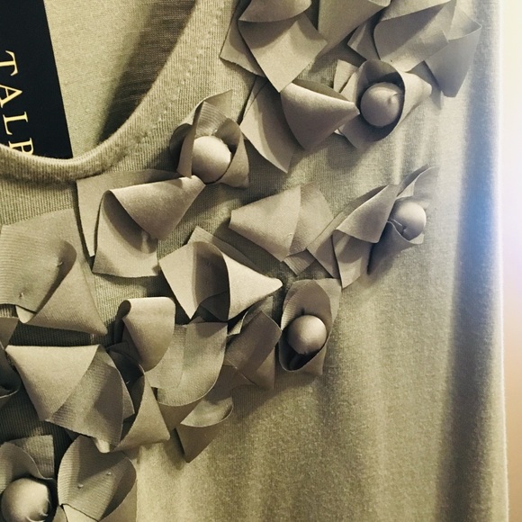 Low-cut Sculpted Trim top - Picture 2 of 3